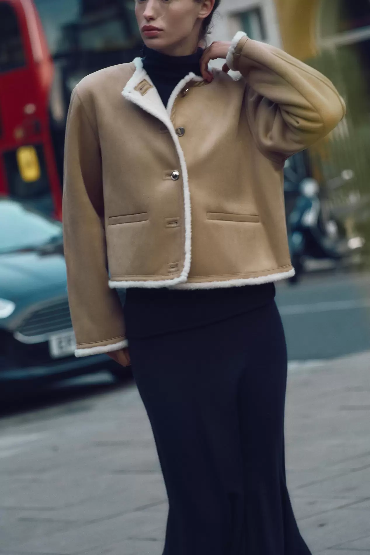 WENDIGE JACKE MIT GOLDFARBENEN KNÖPFEN für 55,95€ in Zara