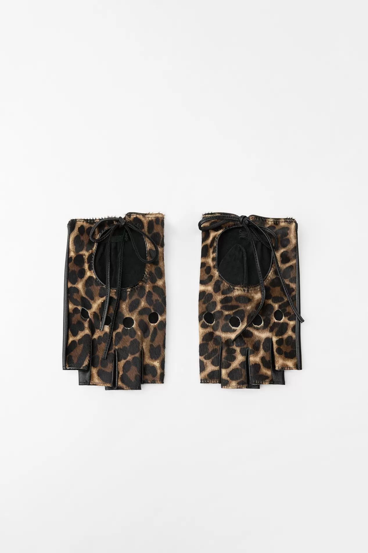 FAUSTLINGE AUS LEDER MIT ANIMALPRINT für 39,95€ in Zara