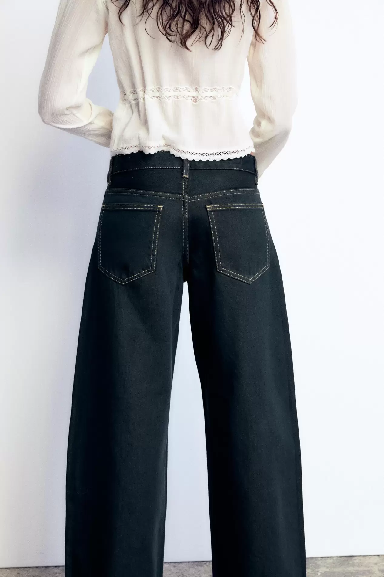 JEANS TRF RELAXED MINI FOLD UP MIT NIEDRIGEM BUND für 45,95€ in Zara