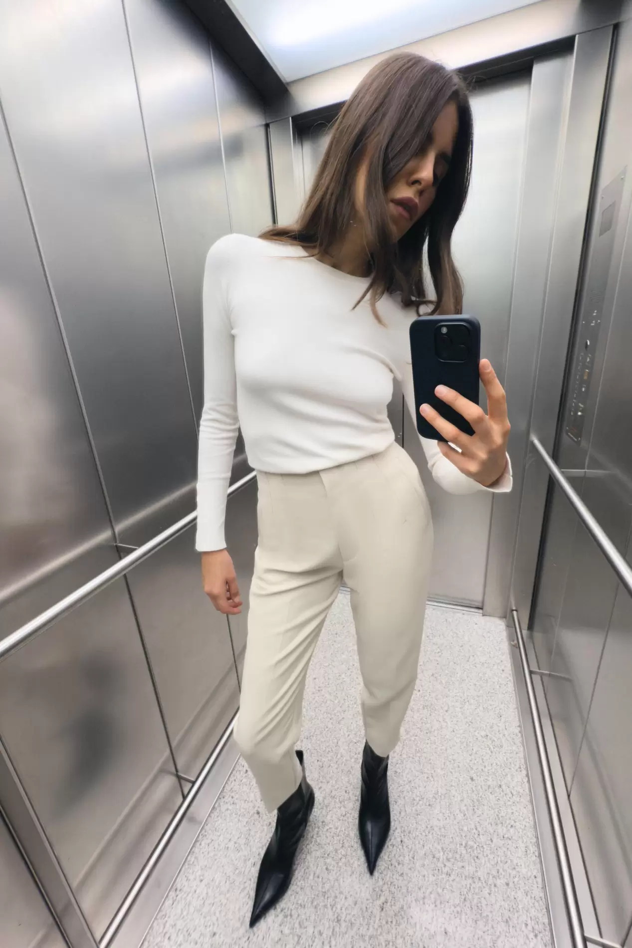 HOSE MIT HOHEM BUND für 29,95€ in Zara