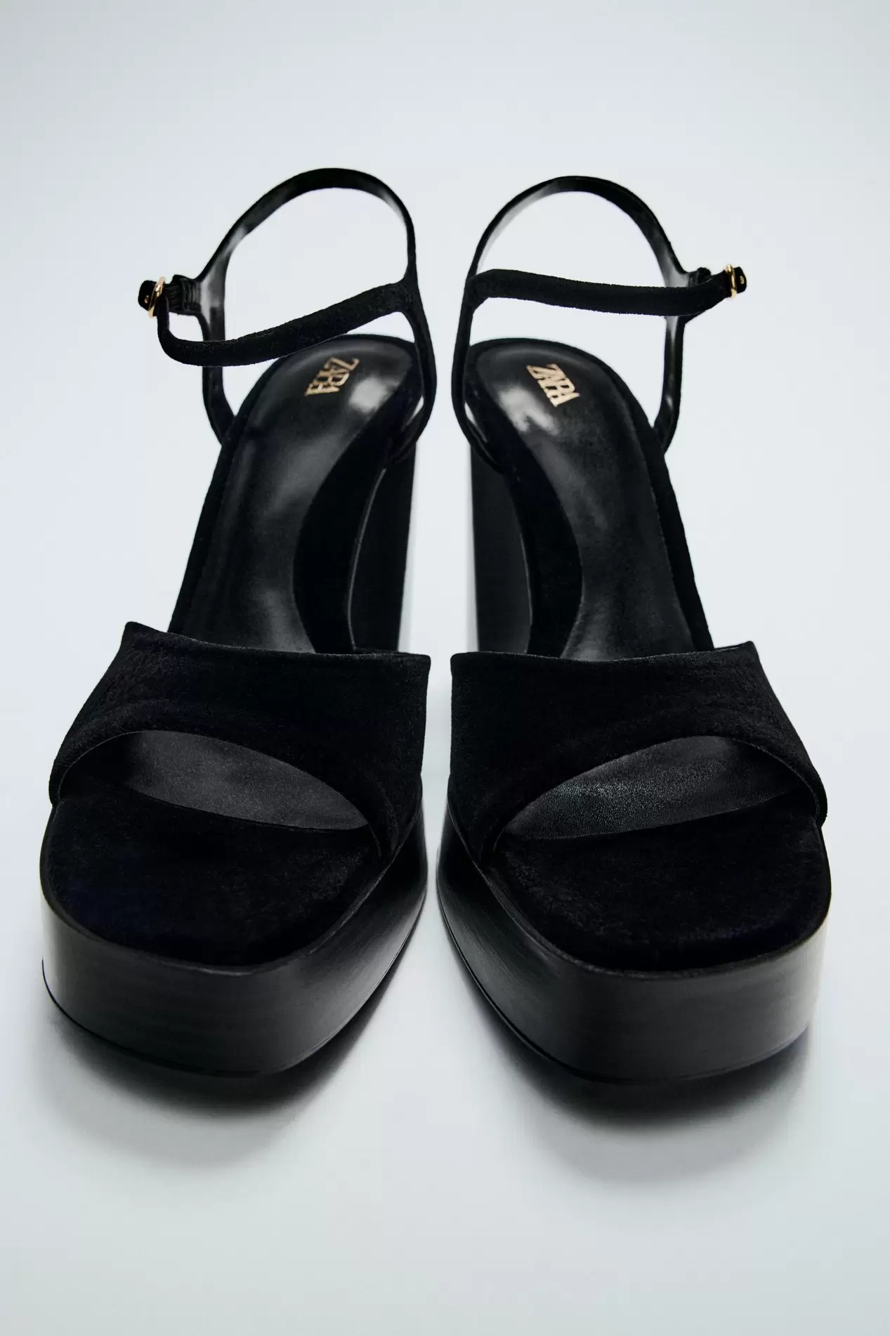 PLATEAU-SANDALETTE IN SAMTOPTIK für 49,95€ in Zara