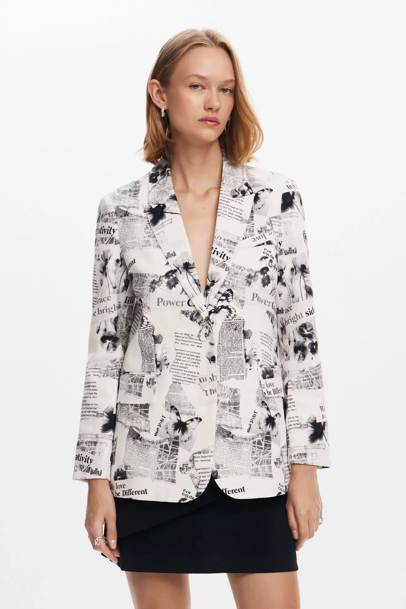 Gerader Blazer mit Text und Blumen für 97,3€ in Desigual