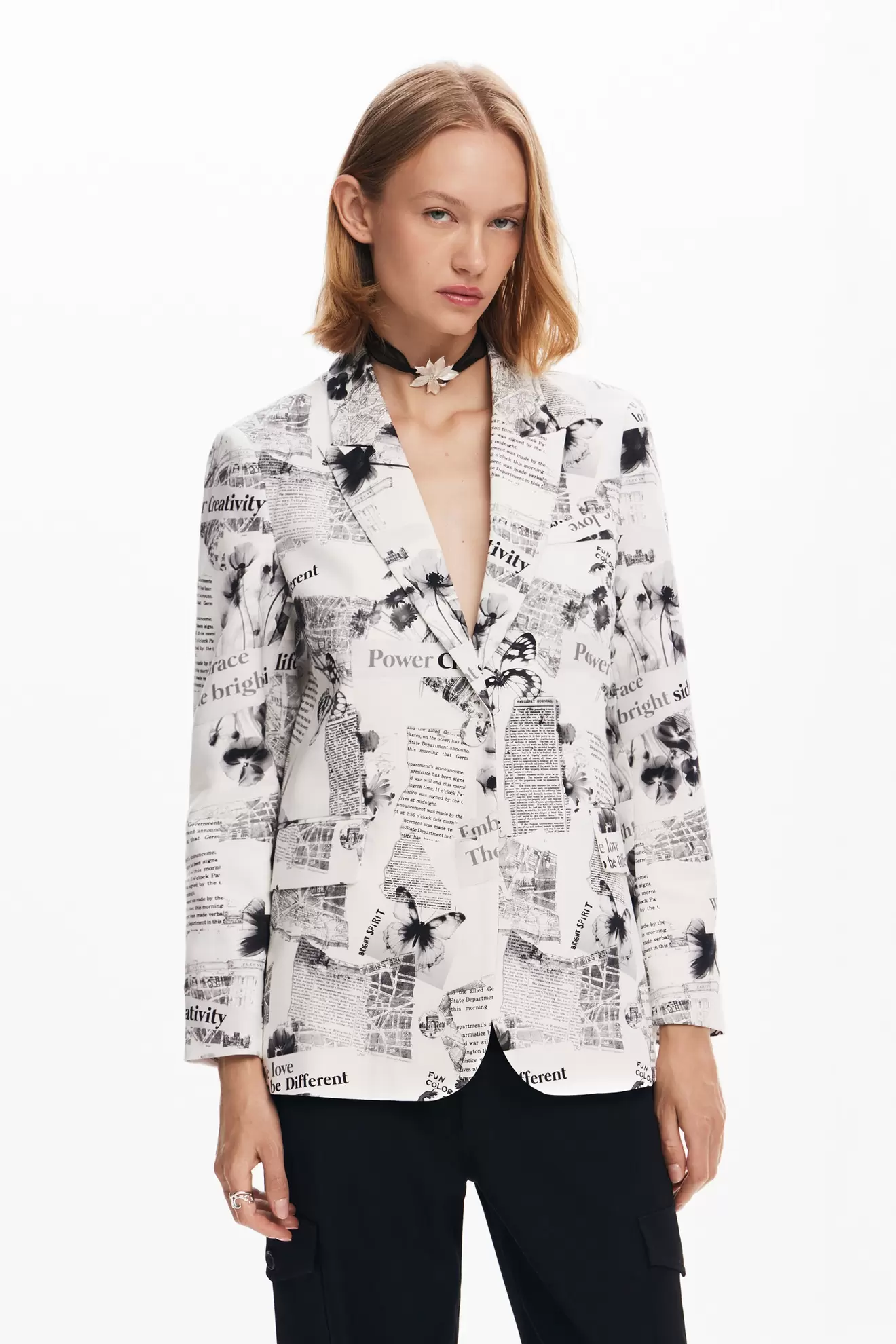 Gerader Blazer mit Text und Blumen für 97,3€ in Desigual