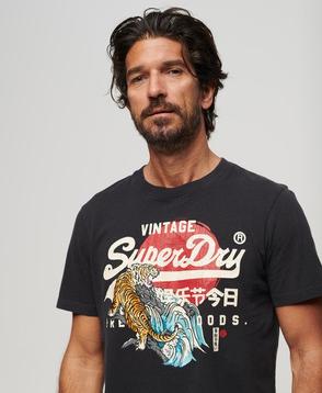 T-Shirt mit Tokyo-Grafik für 44,99€ in Superdry