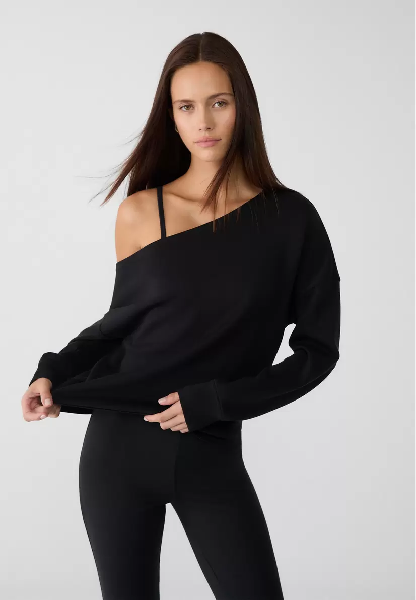 Weiches schulterfreies Sweatshirt für 25,99€ in Stradivarius