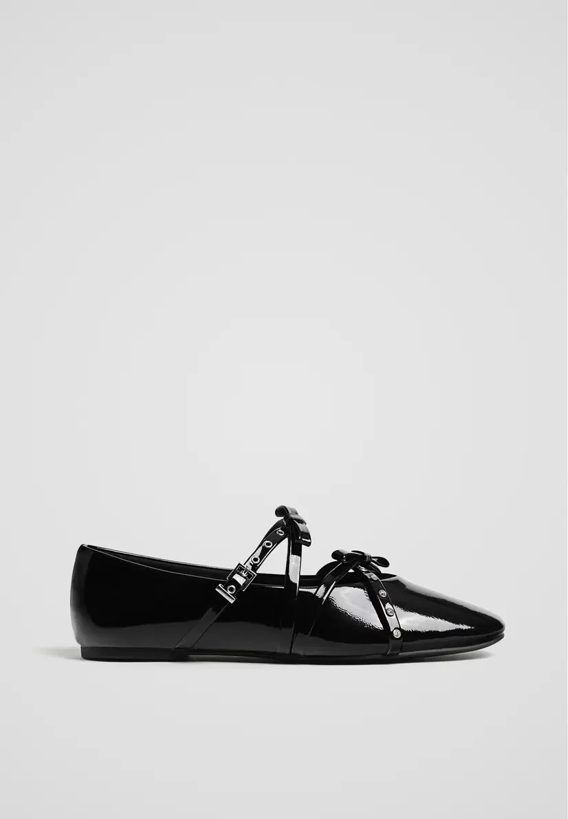 Ballerinas mit Bändern und Nieten für 35,99€ in Stradivarius