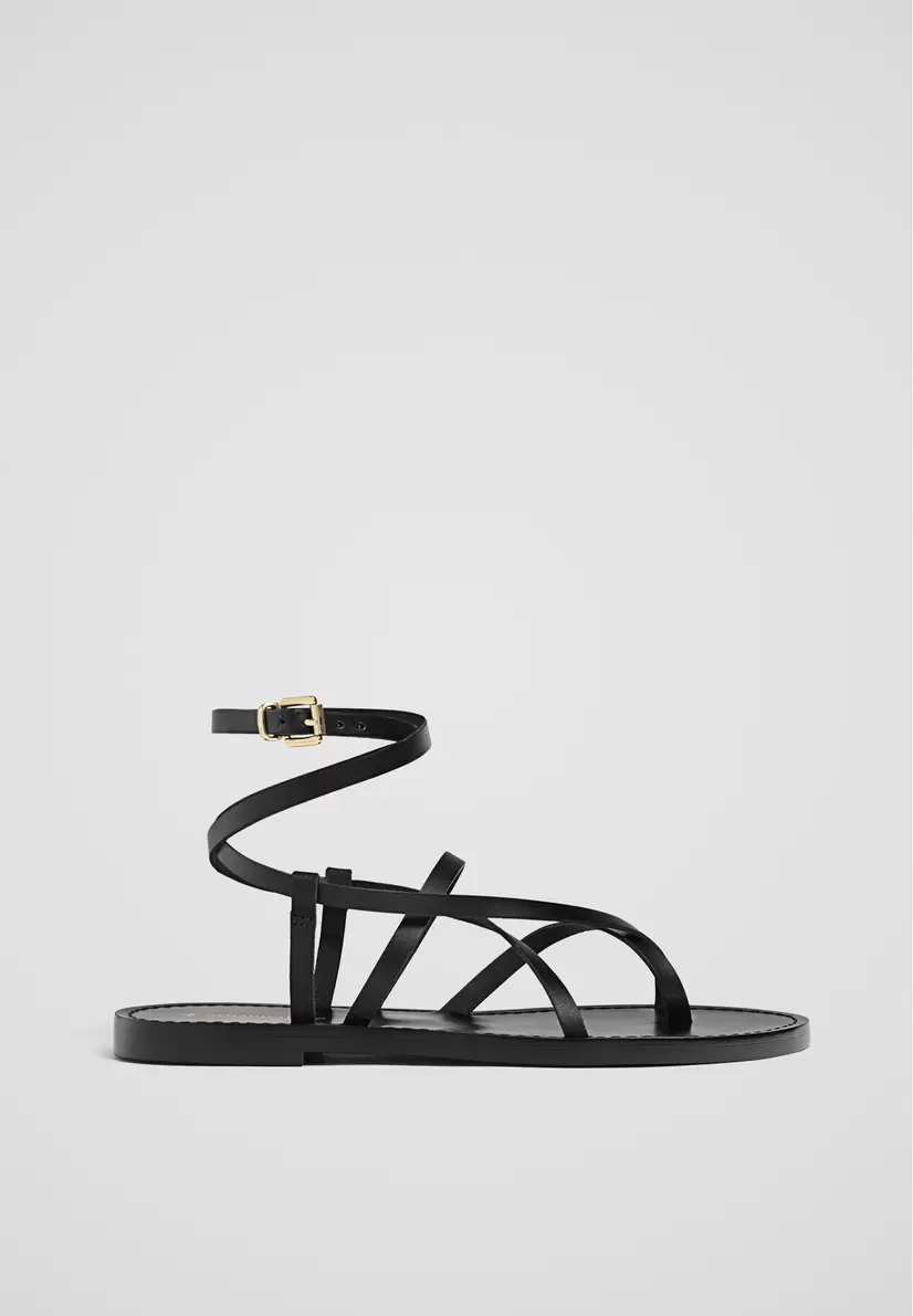 Flache Sandalen aus Leder mit Riemchen für 29,99€ in Stradivarius