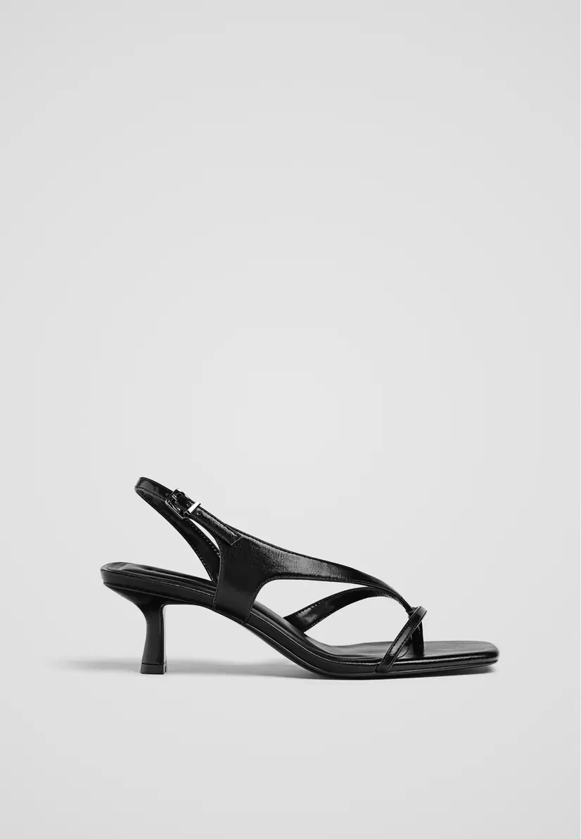 Sandalen mit Absatz und Riemchen für 29,99€ in Stradivarius