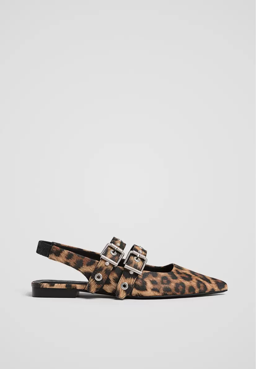 Flache Schuhe mit Leopardenmuster für 35,99€ in Stradivarius