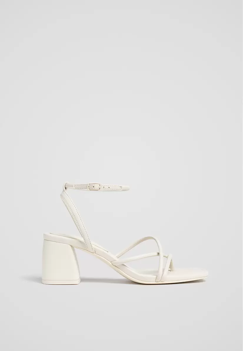 Sandalen mit mehreren Riemen für 25,99€ in Stradivarius