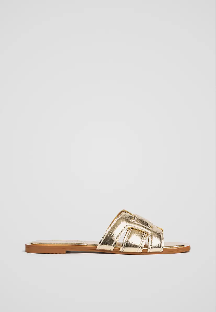 Flache Sandalen mit Überfußriemen für 19,99€ in Stradivarius