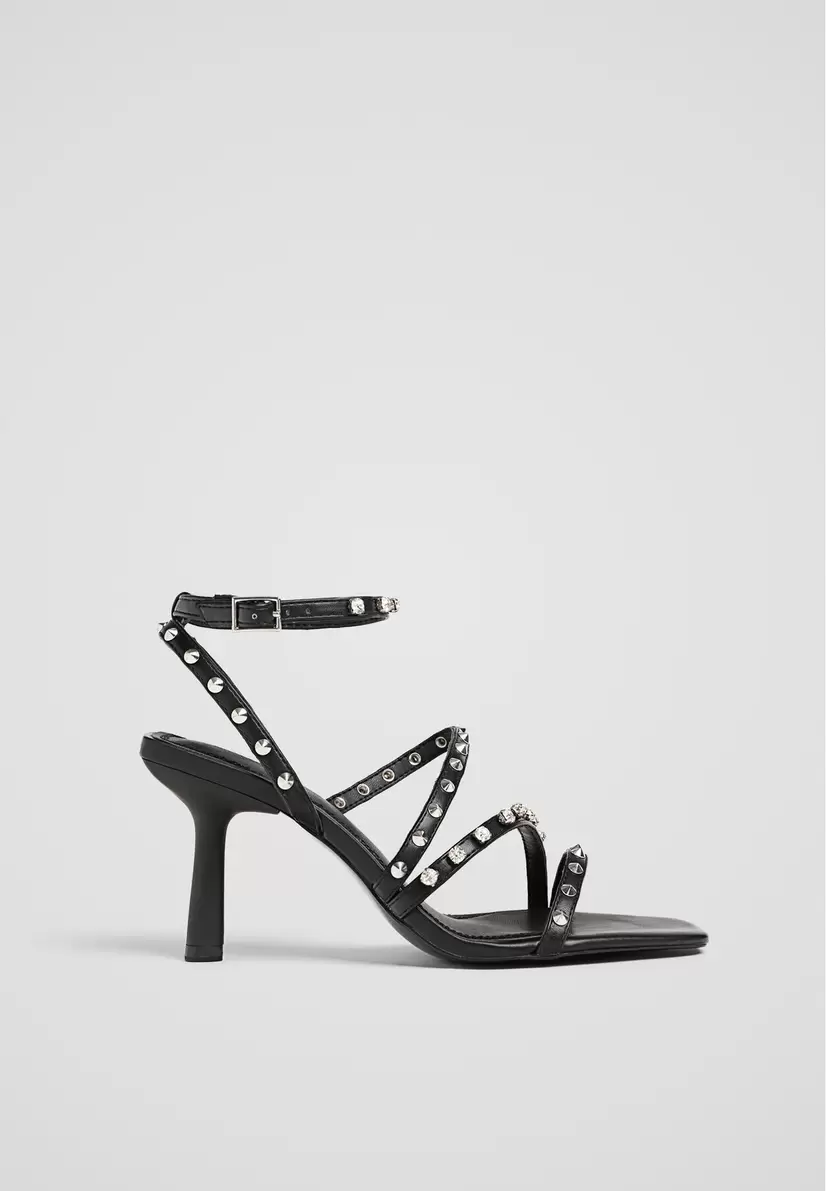 Absatzsandalen mit Verzierungen für 17,99€ in Stradivarius