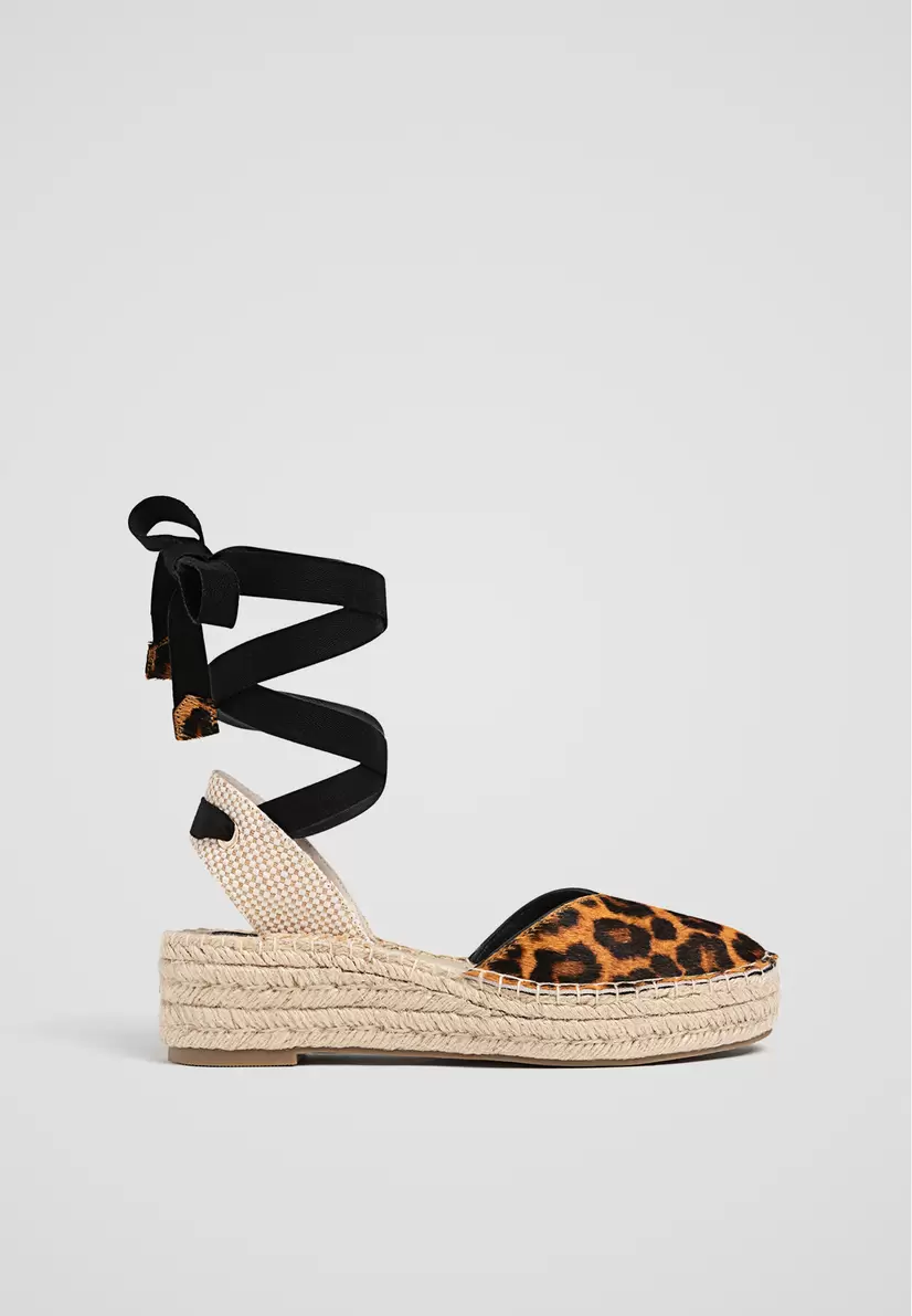 Espadrilles mit Leopardenprint und Schnürung für 27,59€ in Stradivarius