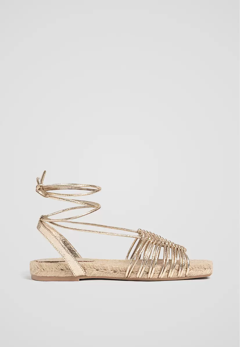 Espadrilles mit metallisierten Leinen für 23,99€ in Stradivarius