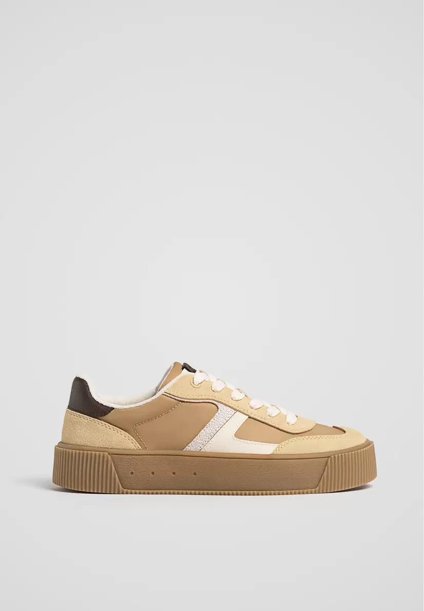 Sneaker Flatform für 21,59€ in Stradivarius