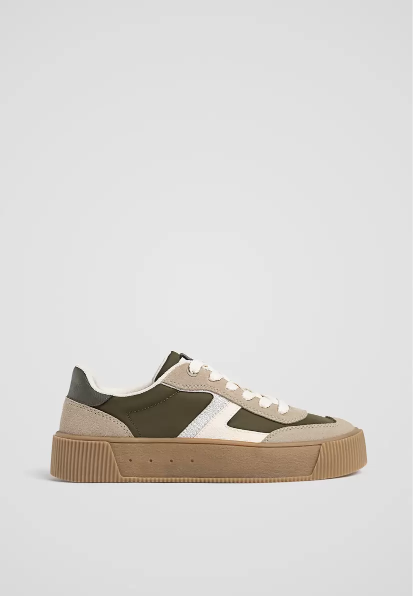 Sneaker Flatform für 21,59€ in Stradivarius