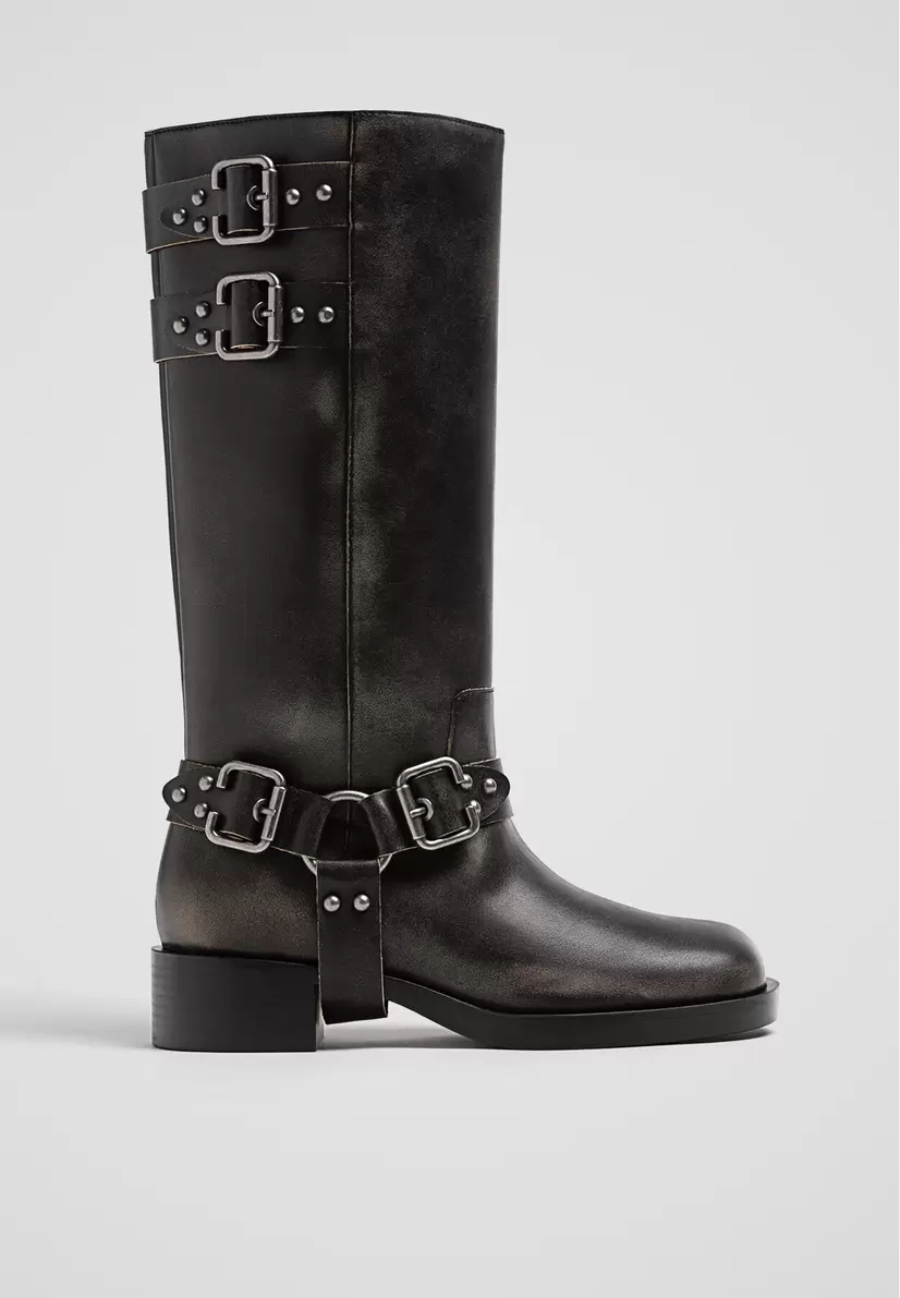 Flache Stiefel im Used-Look mit Schnalle für 59,99€ in Stradivarius