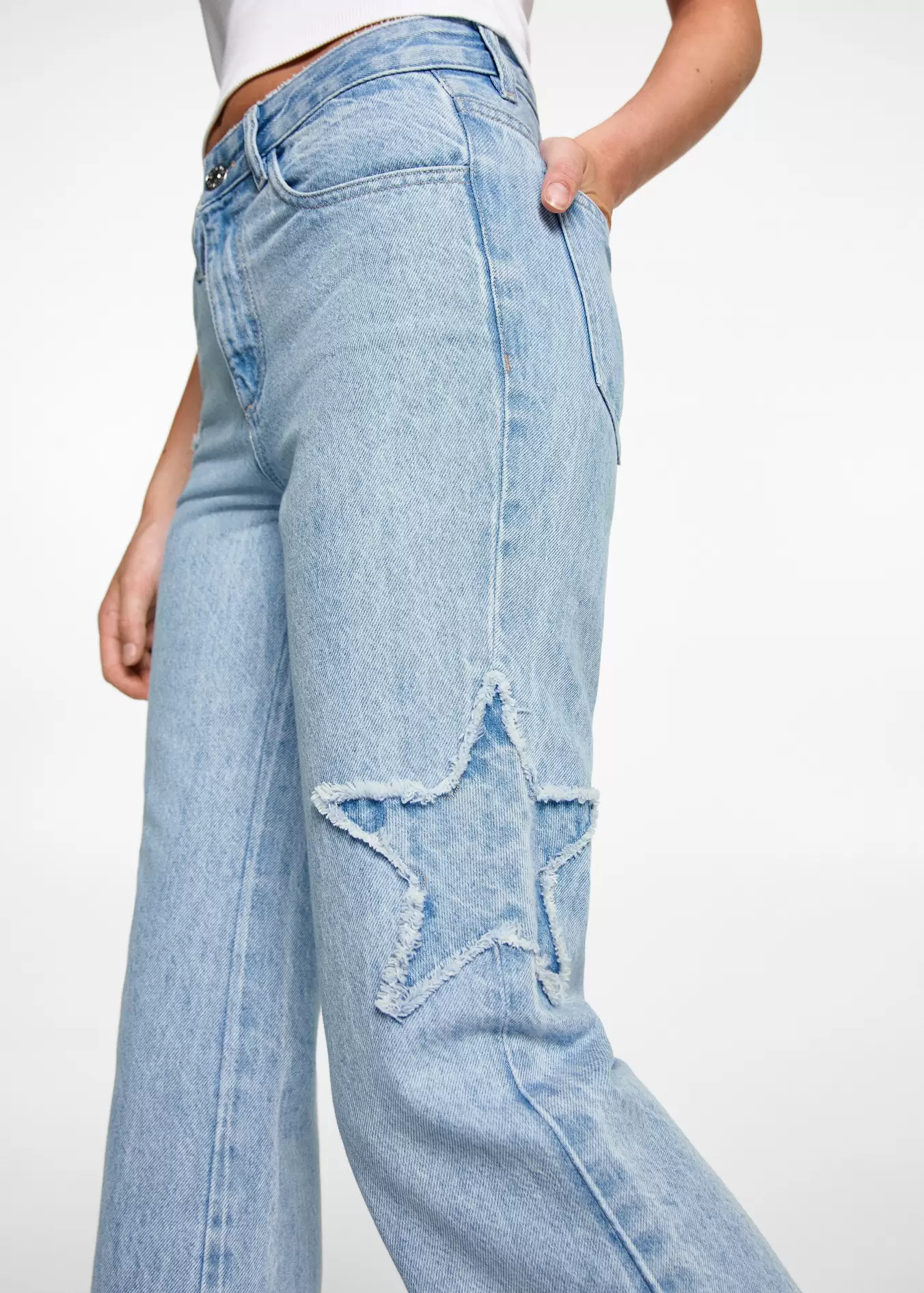 Regular Jeans mit Sternen für 39,99€ in Mango