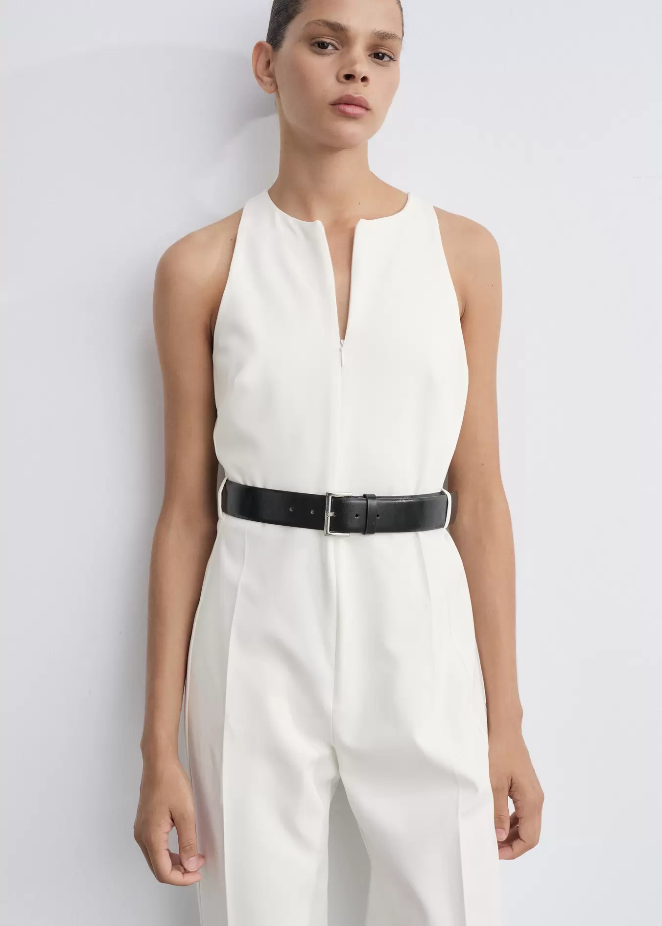 Jumpsuit mit Gürtel und Reißverschluss für 49,99€ in Mango