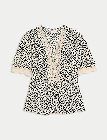 Bluse mit Schößchen, Spitzendetail und Muster für 50€ in Marks & Spencer