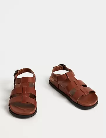 Fußbett-Sandalen aus Leder mit Knöchelriemen für 65€ in Marks & Spencer