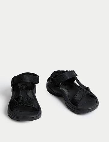 Sportliche, flache Sandalen mit Knöchelriemen für 51€ in Marks & Spencer