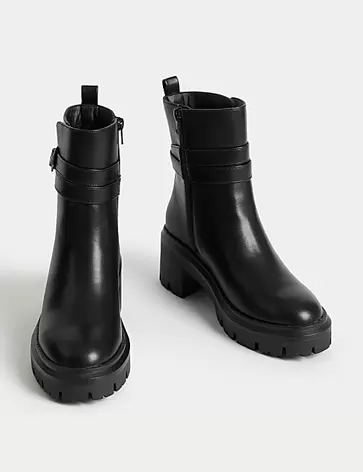 Klobige Stiefel mit Blockabsatz und Schnalle für 72€ in Marks & Spencer