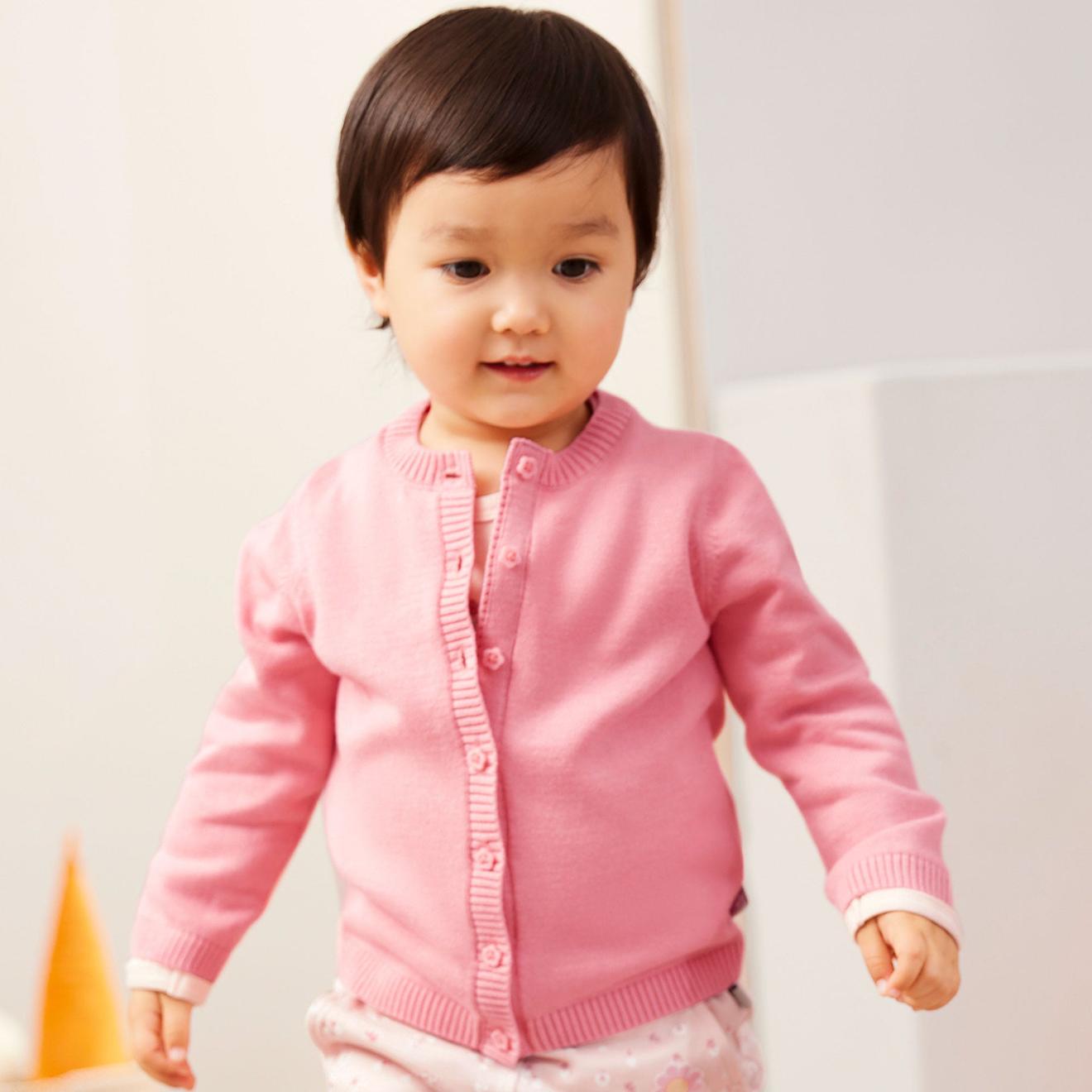 Baby-Mädchen-Strickjacke mit hübschen Knöpfen für 9,99€ in NKD